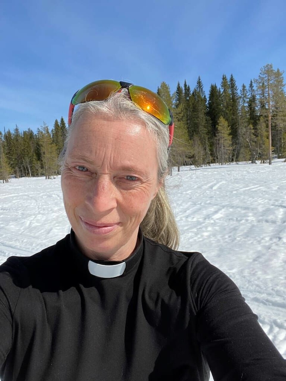 Anna Björk, kyrkoherde i Mora församling. Porträtt utomhus med snöbakgrund.