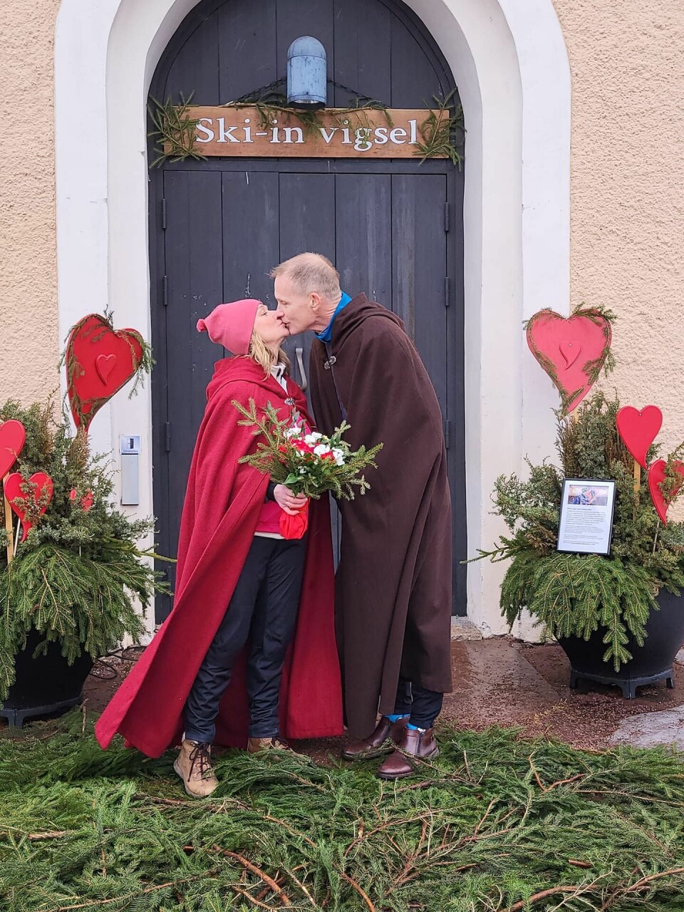 En puss efter att ha tackat ja till varandra utanför Mora kyrka i samband med Vasaloppet. Vigselbilder.