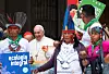 Katolska kyrkans maningar om 'integrerad ekologi' retar Brasiliens president, pingstvännen Jair Bolsonaro. I veckan inleddes ett biskopsmöte om Amazonas i Vatikanen - på bilden möter påven representanter för urbefolkningen i Amazonas.