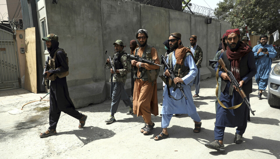 Talibaner patrullerar i Kabul, Afghanistan. Här tvingas personer som tidigare varit civilanställda av svensk militär stanna trots hotbilden..