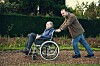 Ricky Gervais rollkaraktär Tony tillsammans med sin demente far i andra säsongen av Netflixsuccén 'After Life'. Dagens recensent Magnus Sundell saknar dock det existentiella allvaret som präglade säsong ett.