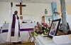En präst begraver ett av offren vid terrorattacken i Garissa i Kenya för fem månader sedan, Angela Nyokabi Githakwa. Begravningsgudstjänsten hölls i St. Joseph Catholic church.