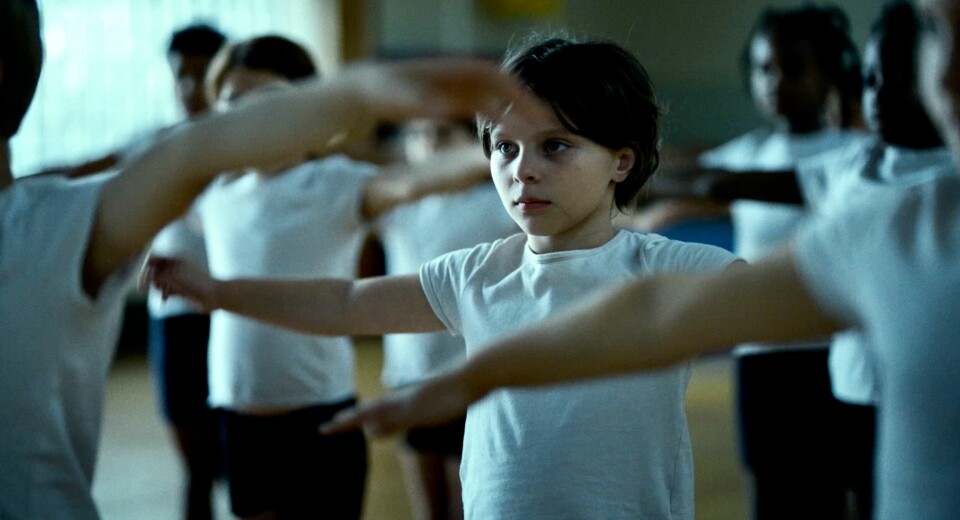 I filmen 'Playground' står Nora, som just börjat skolan, helt i fokus. barn på film