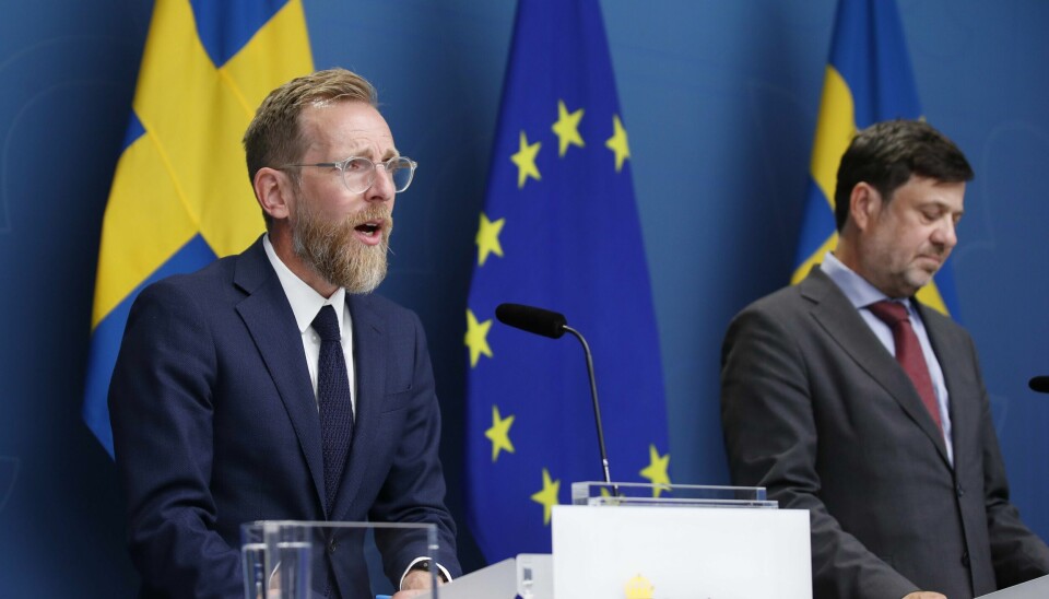 'Det finns goda skäl för myndigheten och ansvariga politiker att hitta rimligare sätt att beräkna storleken på samfunden.' På bilden: Socialminister Jakob Forssmed (t v) och chefen för SST Isak Reichel (t h).