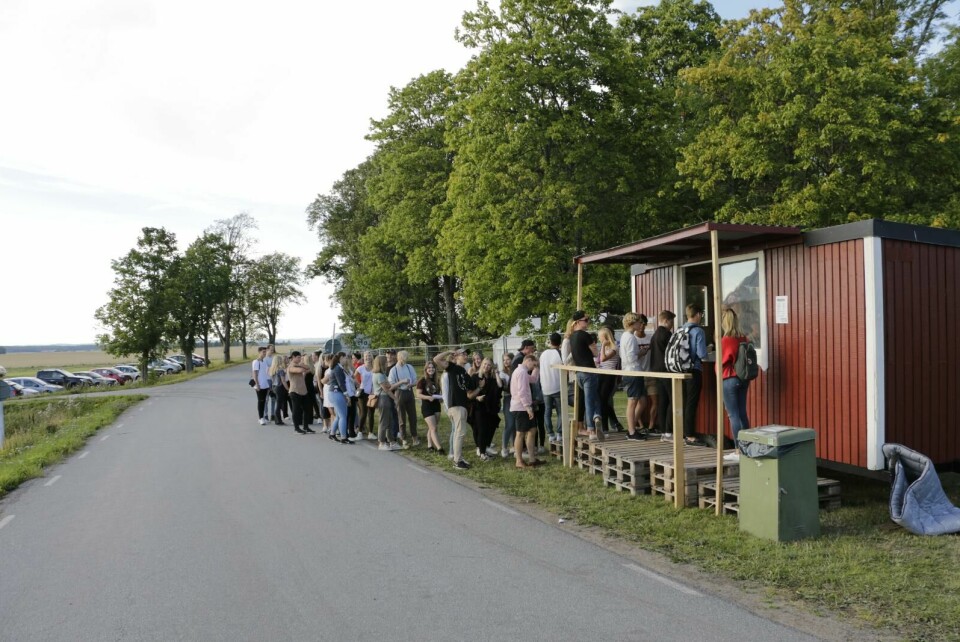 Köande festivalbesökare utanför området. Köande festivalbesökare utanför området.