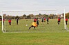 Mest kamp. Bottenmötet mellan City Gates FC (svarta tröjor) och Bridge Utd (röda tröjor) bjuder inte på någon större fotbollsunderhållning. Speciellt City Gates FC har svårt att få till något ordnat spel.