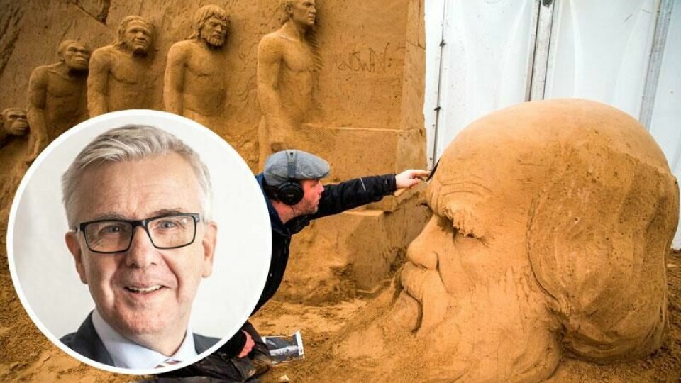 Ferenc Monostori arbetar på en sandskulptur av Charles Darwin, skaparen av evolutionsteorin. Ferenc Monostori arbetar på en sandskulptur av Charles Darwin, skaparen av evolutionsteorin.