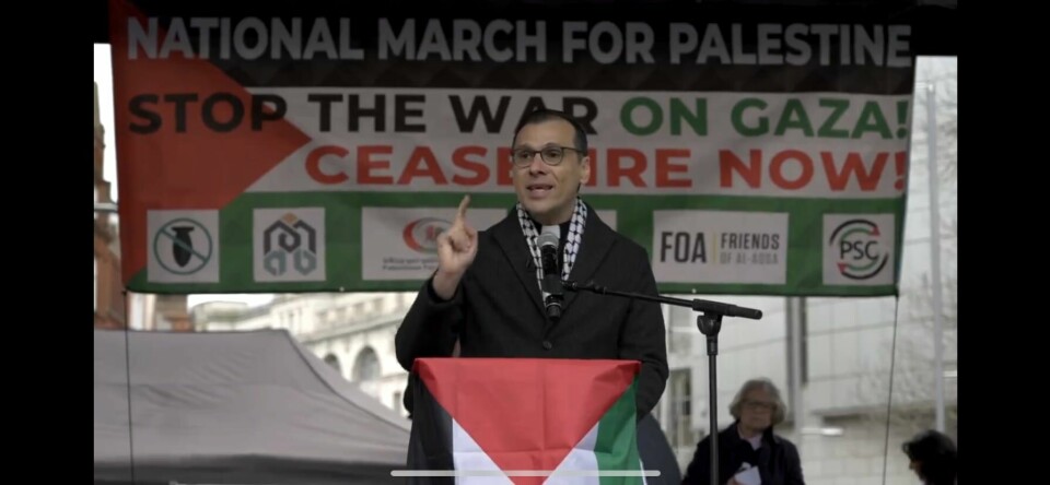 Munther Isaac, luthersk präst verksam i Betlehem, Palestina, talar på en demonstration i London. Munther Isaac, luthersk präst verksam i Betlehem, Palestina, talar på en demonstration i London.