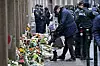 Många lade blommor utanför den drabbade synagogan i Köpenhamn