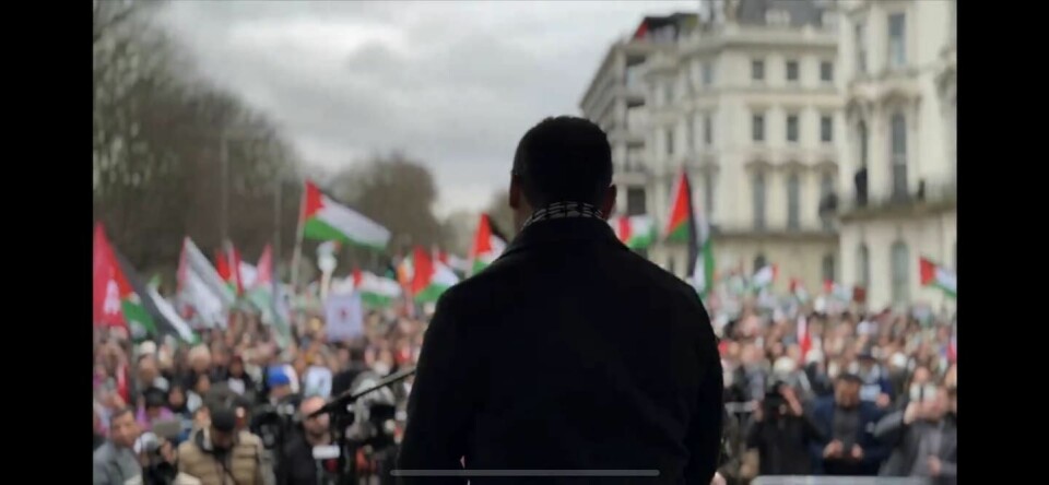 Munther Isaac under sitt tal i Lonon. Munther Isaac, luthersk präst verksam i Betlehem, Palestina, talar på en demonstration i London.