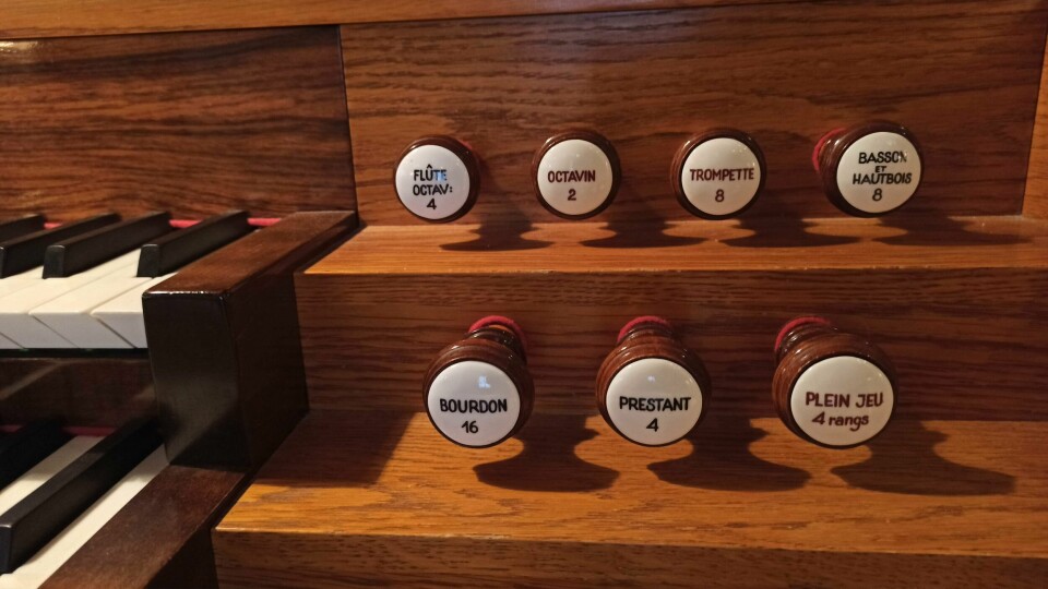 Den stora orgeln i Karlstads domkyrka har drabbats av ett elfel. Orgeln på bilden finns på Marie Cederschiölds högskola i Sköndal i Stockholm. Orgel. Marie Cederschiölds högskola, Sköndal, Stockholm.