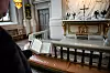 I kyrkan. ”Föreliggande handboksförslag ger i praktiken legitimt utrymme för helt olika tolkningar av kristen tro”, skriver insändarskribenterna.