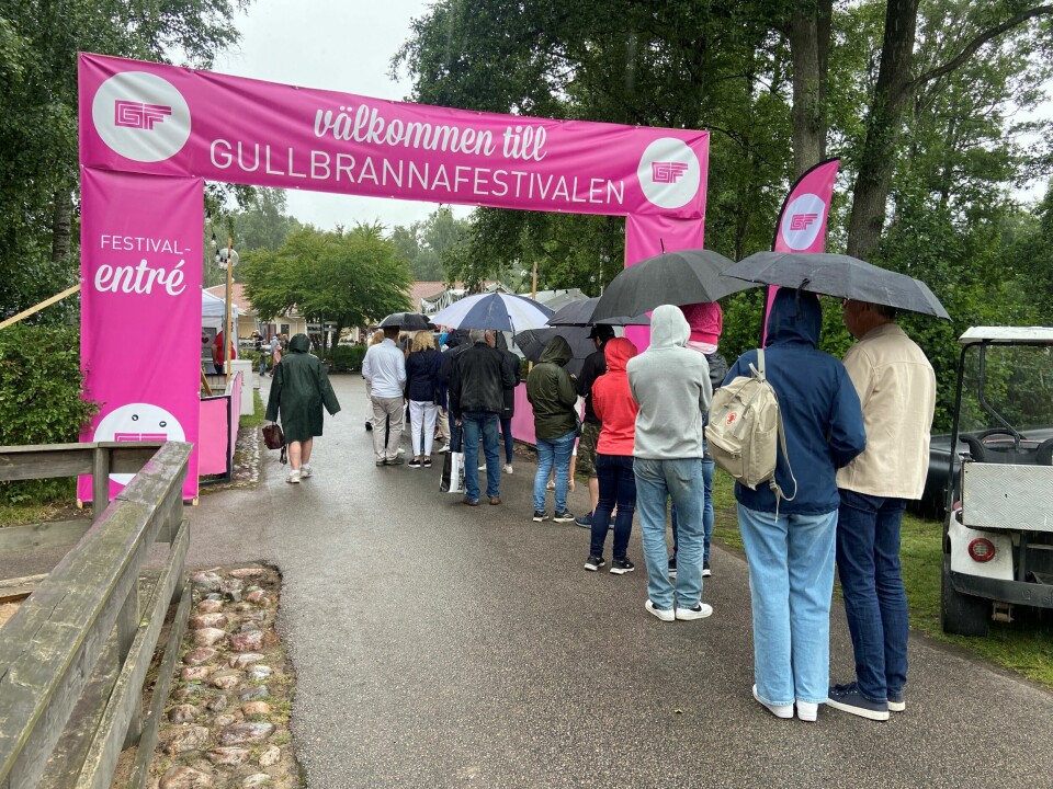 Lång biljettkö i regnet redan på Gullbrannafestivalens första dag. Men besökarna skulle snart belönas med solsken. Lång biljettkö i regnet redan på Gullbrannafestivalens första dag. Men besökarna skulle snart belönas med solsken.