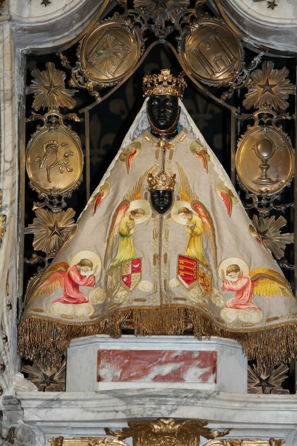 “Svarta madonnan” i Le Puy-en-Velays katedral. madonnastaty