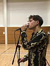 Andreas Wijk höll sju mindre konserter på anstalten Hall, en av Sveriges största och säkraste. Här i en gympasal med en enkel mikrofon uppställd.