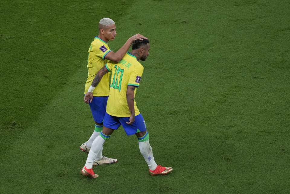 Brasiliens Richarlison, till vänster, firar sitt lagets öppningsmål med lagkamrat Neymar.