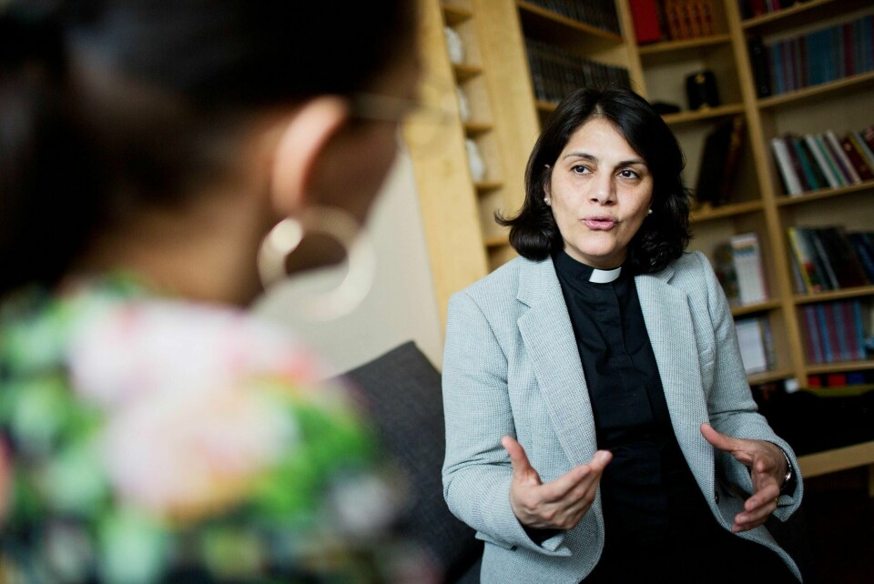 En präst är en person med speciell auktoritet att utföra religiösa ceremonier.