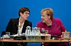Partisekreteraren Annegret Kramp-Karrenbauer är en möjlig efterträdare till Angela Merkel som partiledare för CDU. Här konfererar de inför presskonferensen där Merkel meddelade sin avgång.