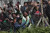 Migranter, de flesta från Pakistan, protesterar mot överenskommelsen mellan EU och Turkietinnanför stängslet på lägret i Moria på den grekiska ön Lesbos. (AP Photo/Petros Giannakouris)