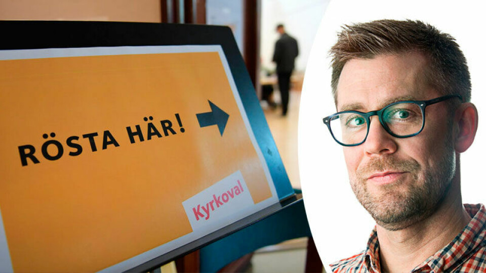 Följ med Dagen på valvaka efter kyrkovalet 2017. Skylt som pekar ut vallokal i kyrkovalet 2017. Infälld bild på Dagens reporter Jacob Zetterman.