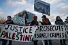 Demonstranter utanför Internationella brottsdomstolen i Haag som vill att Israel utreds för krigsbrott.