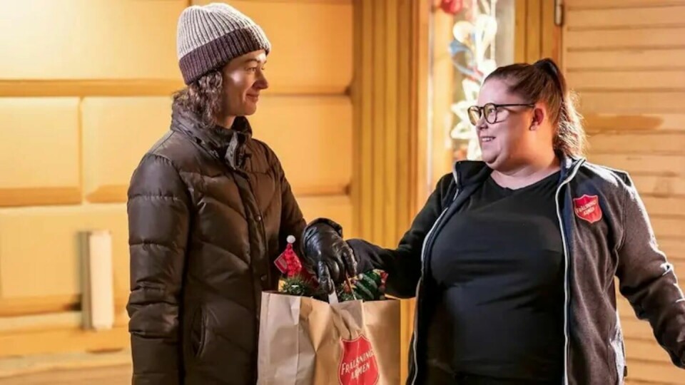Frälsningsarmén bjuder hundratals personer i hemlöshet på julmat, och matkassar och presentkort delas ut till utsatta barnfamiljer. Ge en matkasse, Frälsningsarmén.
