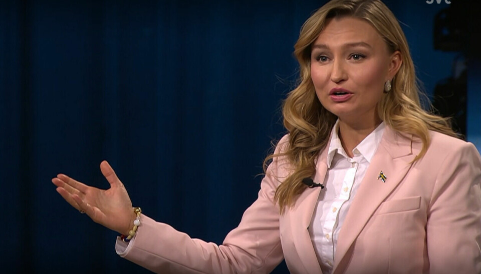Ebba Busch (KD) dök upp i SVT:s partiledardebatt med en frälsarkrans runt handleden askdfjksajf k ksajdfl asjdflkasjd fklasjdf aklsjflkasjdfl aksjdf lkasjflkasjdf lkasjdf lksadjf