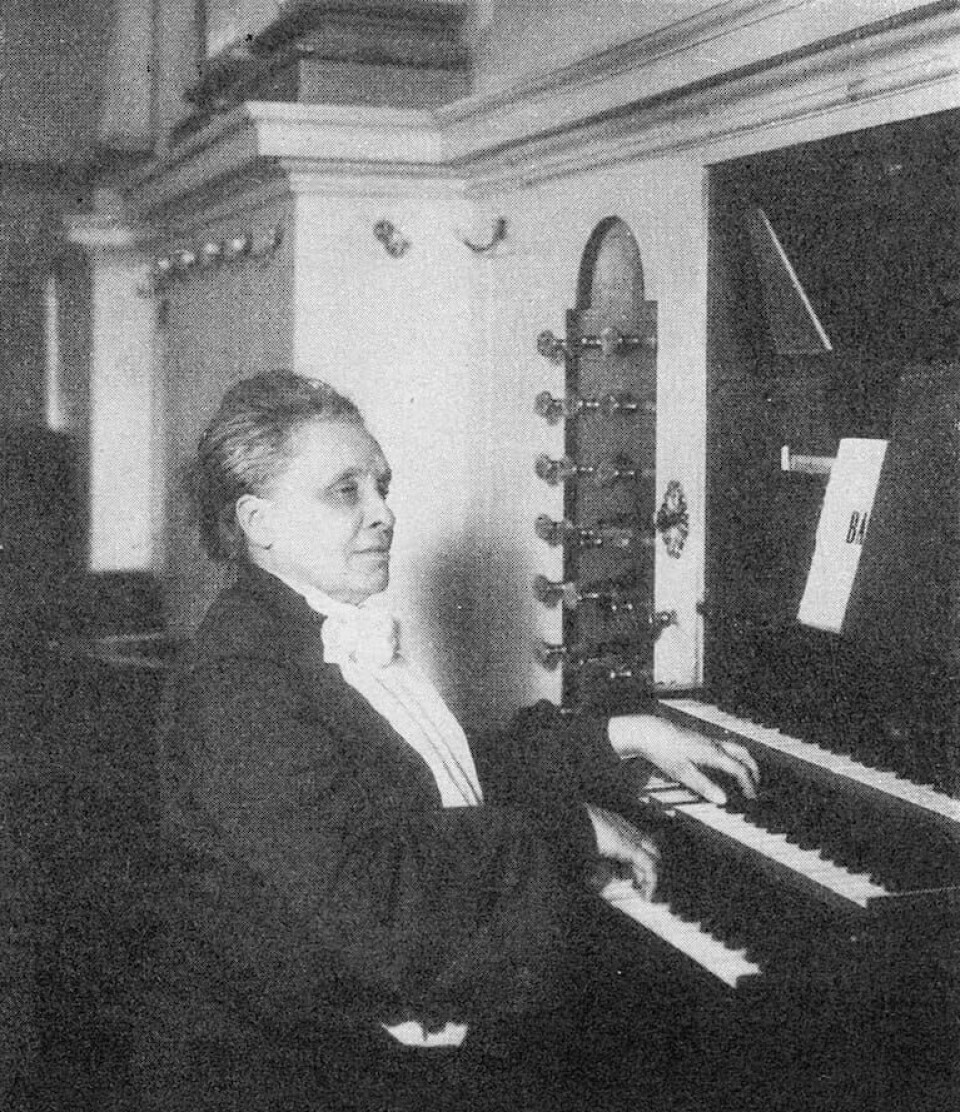 Elfrida Andrée vid Gustavi domkyrkas orgel.(Svenskt Porträttarkiv (CC-BY-SA 4.0)) Elfrida Andrée (1841–1929) var både Europas första kvinnliga domkyrkoorganist och Sveriges första kvinnliga växeltelegrafist. Hon var också kompositör och orkesterdirigent.