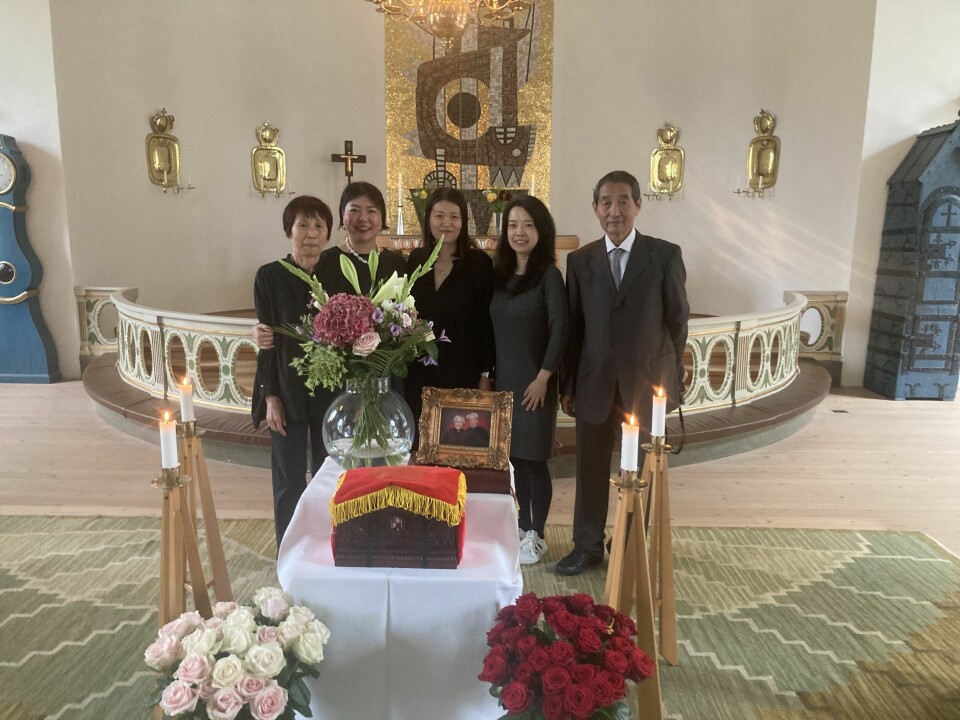 Från vänster: Xuanjie Wu, dotter till Hao Guangyao och Wu Jiuguang; Yuexin Wang, barnbarn; Jing Wu, barnbarn; Xiao Wu, barnbarn; Xuanzong Wu, son. I förgrunden träskrinet med Hao Guangyaos och Wu Jiuguangs aska; bakom detta ett foto på dem. Från vänster: Xuanjie Wu, dotter till Hao Guangyao och Wu Jiuguang; Yuexin Wang, barnbarn; Jing Wu, barnbarn; Xiao Wu, barnbarn; Xuanzong Wu, son. I förgrunden träskrinet med Hao Guangyaos och Wu Jiuguangs aska; bakom detta ett foto på dem.