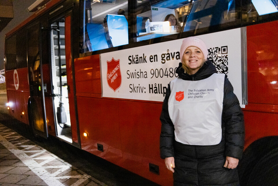 Jenny Alm kommer att arbeta med Frälsningsarméns buss för hjälp till hemlösa, som ska stå vid T-Centralen i Stockholm två nätter i veckan. ”Från invigningen av Frälsningsarméns nya buss för hjälp till hemlösa vid T-Centralen i Stockholm.” Överstelöjtnant