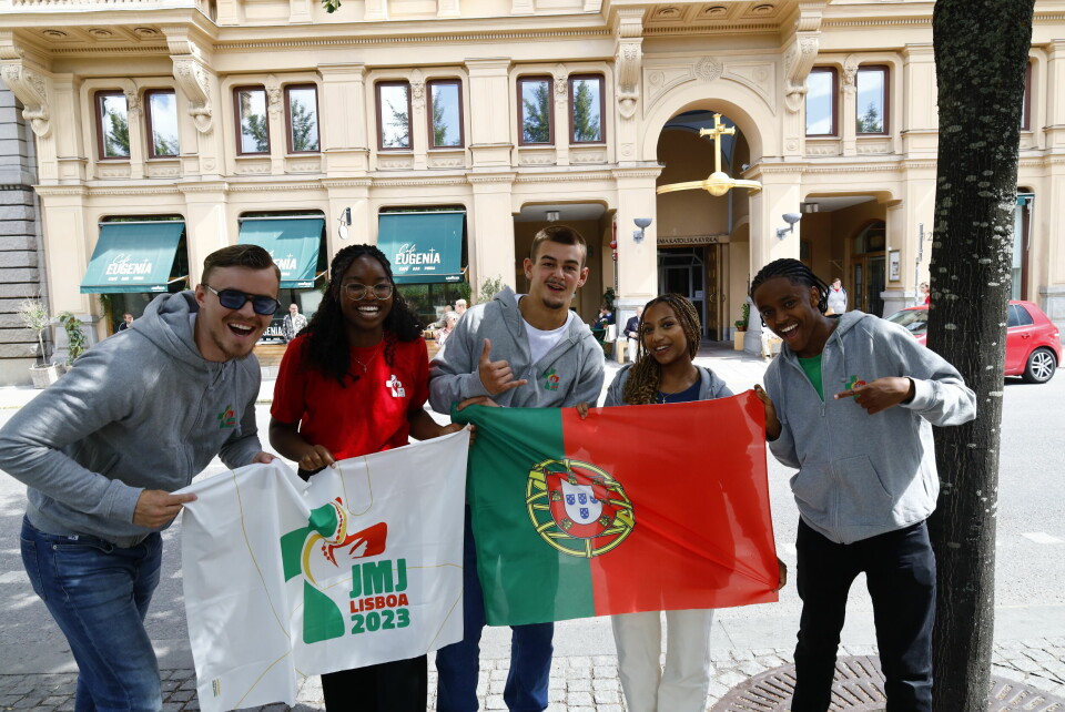 Katolska pilgrimer på väg till världsungdomsdagarna i Portugal. Fr v David Spjuth, 25, Idia Ehirmieme, 23, Isac Bertilsson, 18, Milena Tecle, 17 och Noa Eremias, 18. De håller i de officiella flaggorna för världsungdomsdagarna. Katolska pilgrimer på väg till världsungdomsdagarna i Portugal. Fr v David Spjuth, 25, Idia Ehirmie, 23, Isac Bertilsson, 18, Milena Tecle, 17 och Noa Eremias, 18.
