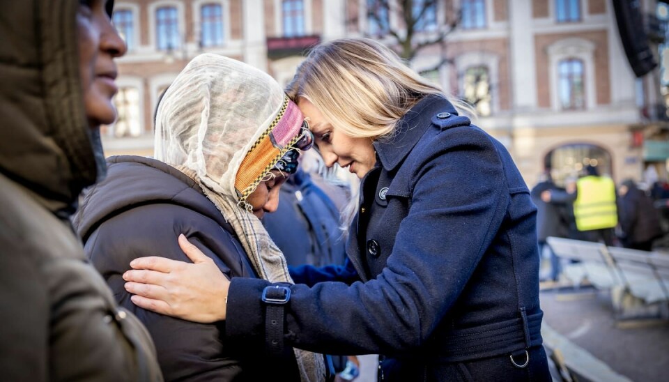 Vice statsminister Ebba Buch (KD) pratar med anhöriga till offer för skolskjutningen på Risbergska skolan i samband med en minnesceremoni på Stortorget i Örebro på tisdagen.