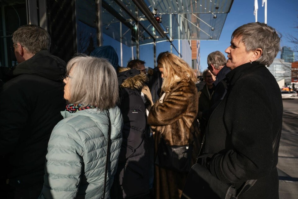2025-03-14 Västerås. Åhörare väntar på att bli insläppta i Västerås tingsrätt på fredagsmorgonen. Ett mycket stort antal besökare köade utanför rättssalen, det är tveksamt att alla får plats. 2025-03-14 VästeråsÅhörare väntar på att bli insläppta i Västerås tingsrätt på fredagsmorgonen. Ett mycket stort antal besökare köade utanför rättssalen, det är tveksamt att alla får plats.Under den första dagen ska båda sidor lägga fram sina argument kring uppsägningen av Daniel Alm, och den stämningsansökan han lämnat in mot församlingen. Alm har varit församlingens pastor i närmare 18 år fram till för ett år sedan, och kräver att uppsägningen ska ogiltigförklaras och vill ha skadestånd.