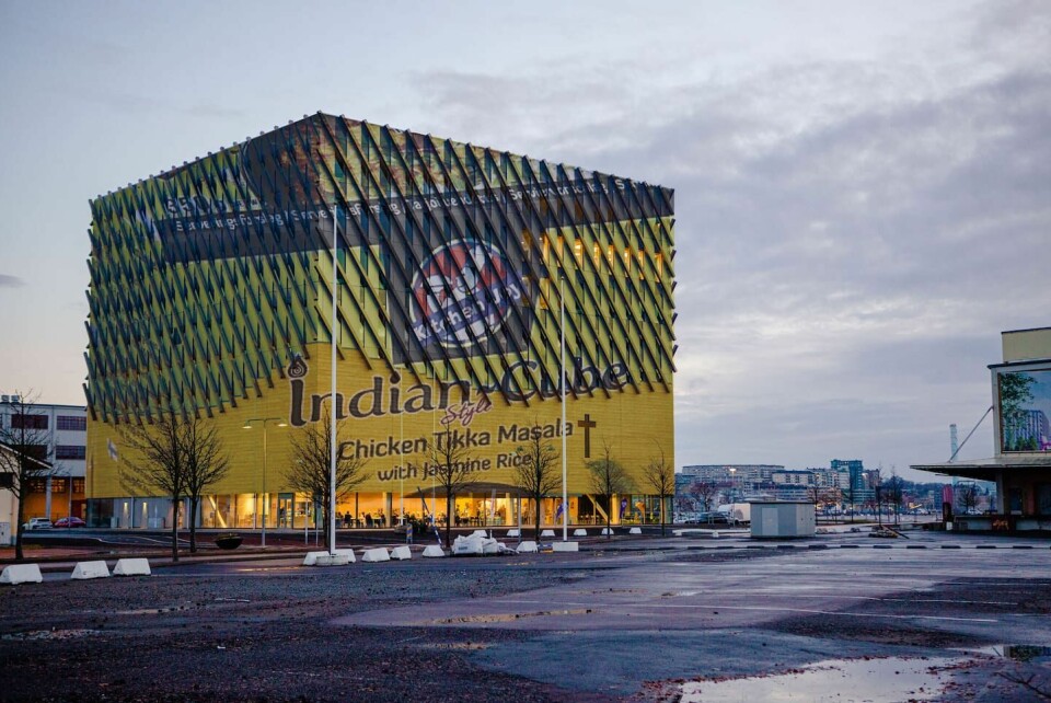 Frihamnskyrkan i Göteborg fick stort stöd efter att de bötfälldes för sin matutdelning till hemlösa. Nu har flera företag valt att gå in och sponsra verksamheten, vilket gjort att fasaden gjorts om. Skämtsamma bilder, till aprilskämtet