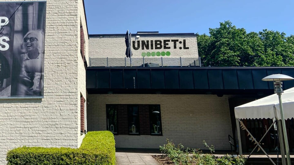 Bet:L fick byta namn till UniBet:L efter att församlingen inledde ett samarbete med spelbolaget Unibet. Skämtbilder till 1 april