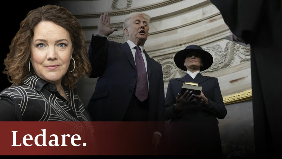 Donald Trump svärs in som USA:s 47:e president och glömmer att hålla handen på Bibeln som hans fru, Melania Trump, håller i. Donald Trump svärs in som USA:s 47:e president och glömmer att hålla handen på Bibeln som hans fru, Melania Trump, håller i.
