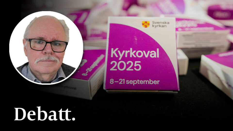 Med en ”nerifrån och upp'-demokrati kan vi lämna partipolitiken bakom oss och förändra Svenska kyrkan så att den kan få en riktig demokrati och präglas av sina aktiva, troende medlemmar, skriver Rune Mårtensson. Karamellaskar med texten 'Kyrkoval 2025'. Infälld bild på debattören Rune Mårtensson.
