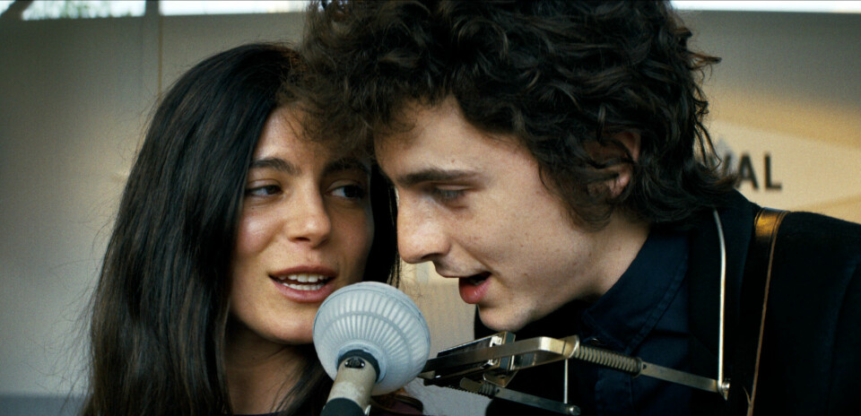 Monica Barbaro som Joan Baez och Timothée Chalamet som Bob Dylan i 'A Complete Unknown'. 'A Complete Unknown'.