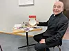Fader Jorge de Salas förevisar en signerad kalott han fått av påve Franciskus och de chokladaskar han köpt för att ge påven i januari
