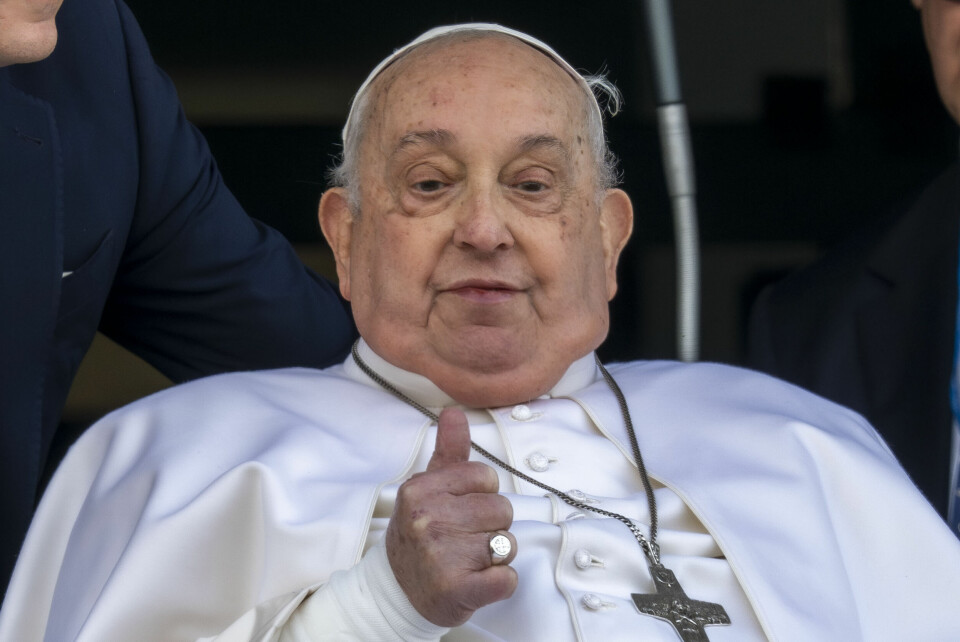 Påve Franciskus i ett fönster på Gemellisjukhuset i Rom i söndags, strax innan han fick åka hem efter över en månads sjukhusvistelse. Påve Franciskus i ett fönster på Gemellisjukhuset i Rom i söndags, strax innan han fick åka hem efter över en månads sjukhusvistelse.
