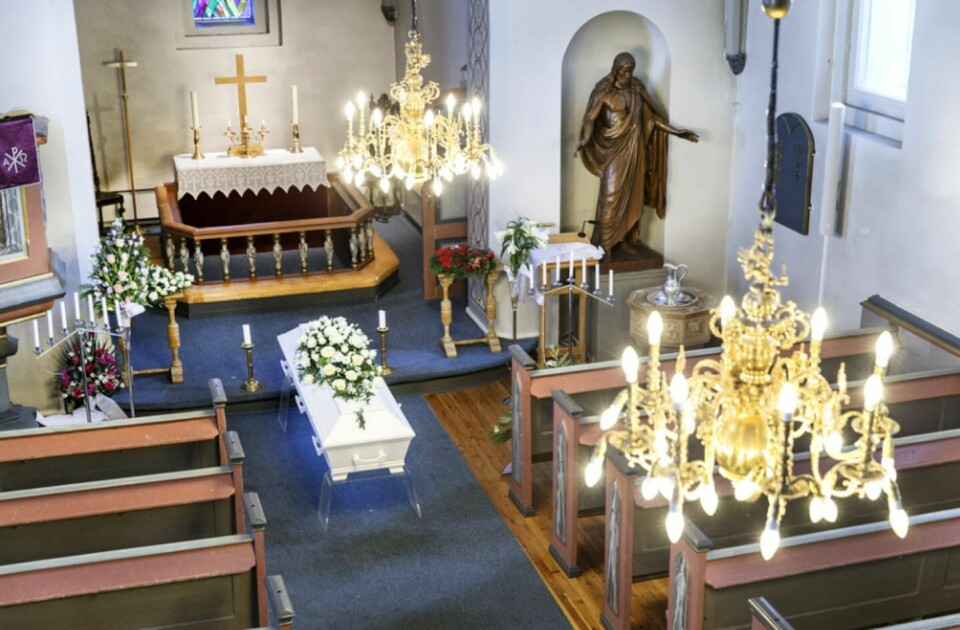 Dödstalen bland medlemmar är anledningen till att Svenska kyrkan krymper, trots en svagt positiv trend. Svenskarna dröjer unikt länge med att begrava sina döda.