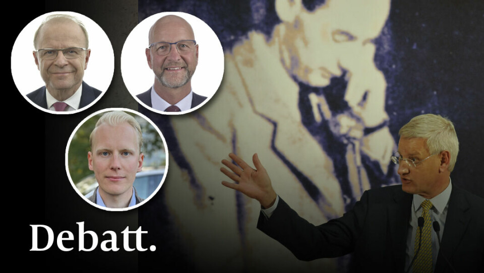 År 2009 släppte ryska myndigheter uppgifter om att Wallenberg kan ha överlevt sitt officiella dödsdatum, skriver debattörerna. Bilden: Dåvarande utrikesminister Carl Bildt inviger en utställning om Raoul Wallenberg i Ungern 2012. År 2009 släppte ryska myndigheter uppgifter om att Wallenberg kan ha överlevt sitt officiella dödsdatum, skriver debattörerna. Bilden: Dåvarande utrikesminister Carl Bildt inviger en utställning om Raoul Wallenberg i Ungern 2012.