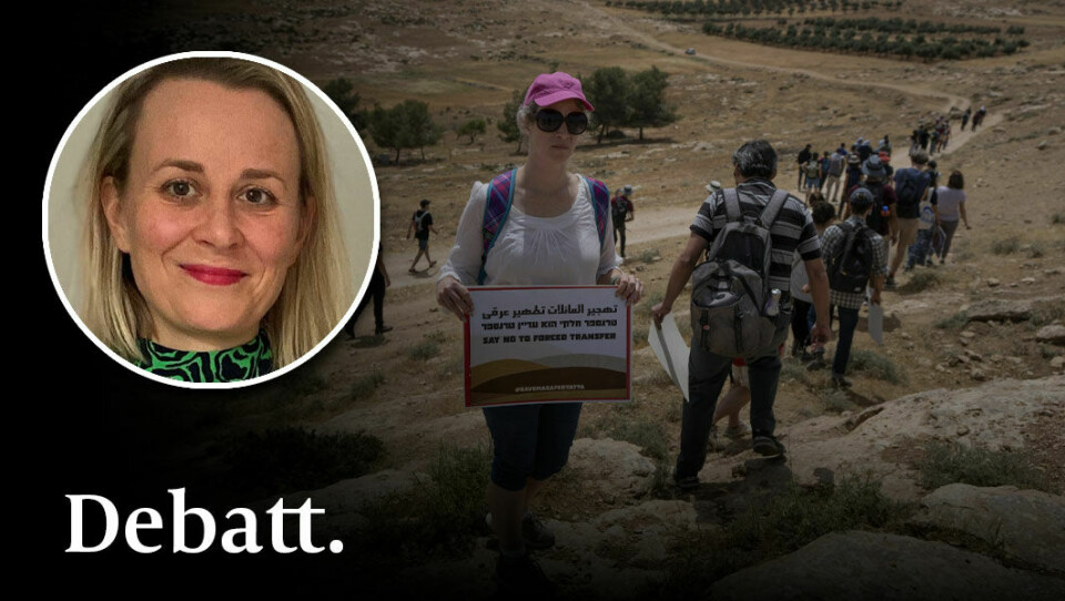 Palestinierna i Masafer Yatta gjorde tidigt valet att välkomna alla dem som vill stå med dem i deras uttalade ickevåldsliga kamp för att få stanna kvar i sina hembyar, skriver Karin Karlsson. Bilden: En fredsaktivist i Masafer Yatta, 2022. En fredsaktivist i Masafer Yatta, 2022. Infälld bild på debattören Karin Karlsson.