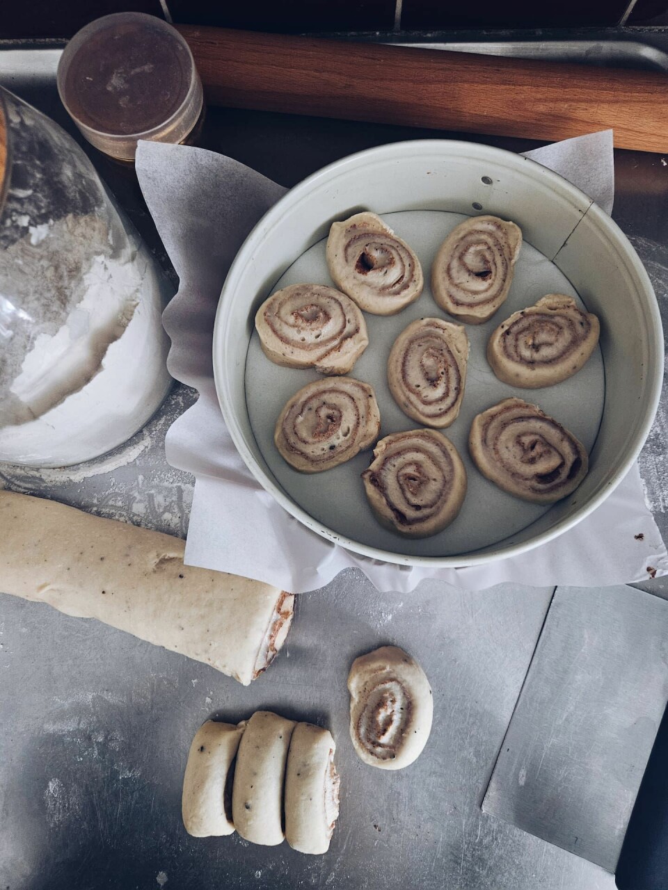 Lägg bullarna i en form med bakplåtspapper. Elin Elg bjuder på bulltårta.