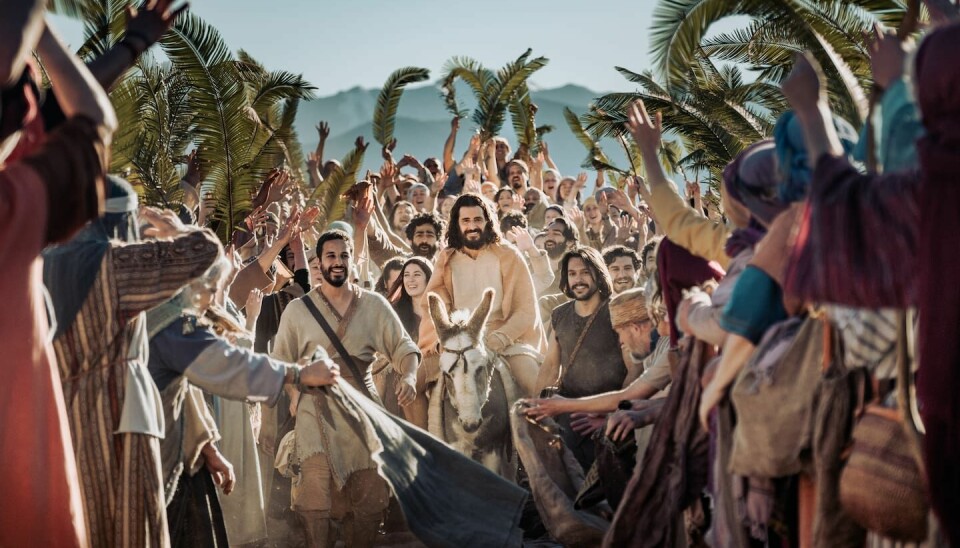 Jesus rider in i Jerusalem i 'The Chosen - Last Supper'. Från tv-serien 'The Chosen - Last Supper', som handlar om Jesus och hans lärjungar.