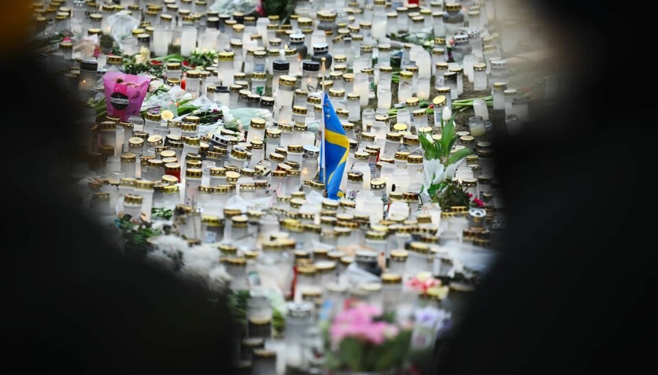 Människor har vallfärdat till minnesplatsen utanför campus Risbergska sedan i tisdags, förenade i sorg och respekt för de drabbade, i en andäktig tystnad.