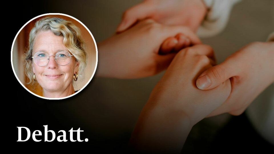 En person som är i en akut kris kan uppleva att allt är förvirrat. Det kan då vara svårt att urskilja både sin egen och Guds röst, skriver Pernilla Eklund. Hålla händerna. Infälld bild på debattören Pernilla Eklund.