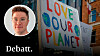 Skylt under demonstration, med texten 'Love our planet' och två målade jordglobar. Infälld bild på debattören Henric Götefelt.