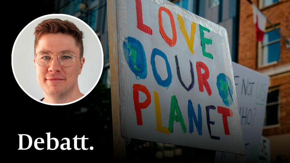 Det anstår inte en kyrka att ignorera de här rösterna och välja att inte göra någonting, skriver Henric Götefelt. Skylt under demonstration, med texten 'Love our planet' och två målade jordglobar. Infälld bild på debattören Henric Götefelt.