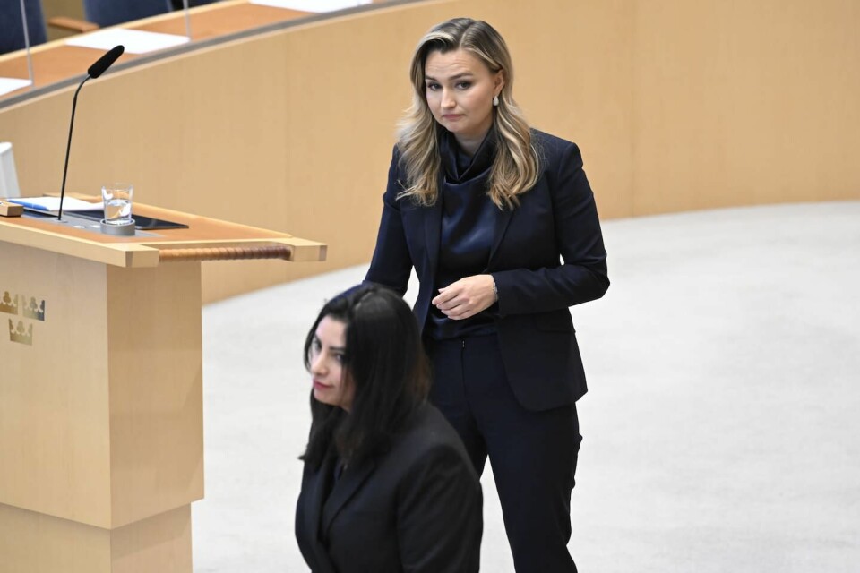Ebba Busch (KD) och Nooshi Dadgostar (V)under onsdagens partiledardebatt i riksdagen.